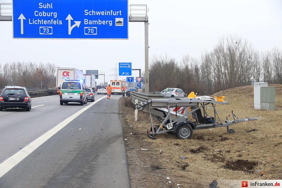 Auto kracht  auf der A73 am Bamberger Kreuz in Baustellenanhänger und Leitplanke