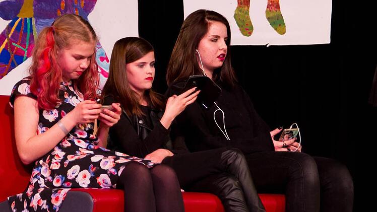 2 Lucy-Marie (Linda Schmitt), Fiona (Leonie Netter) und Jacky (Lea Schneider) am Smartphone  Foto: Jule Müller
