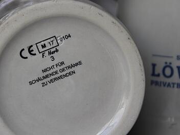 Der neue Hinweis auf den Unterseiten der Bierkrüge sorgt für Gesprächsstoff. Foto: Andreas Dorsch