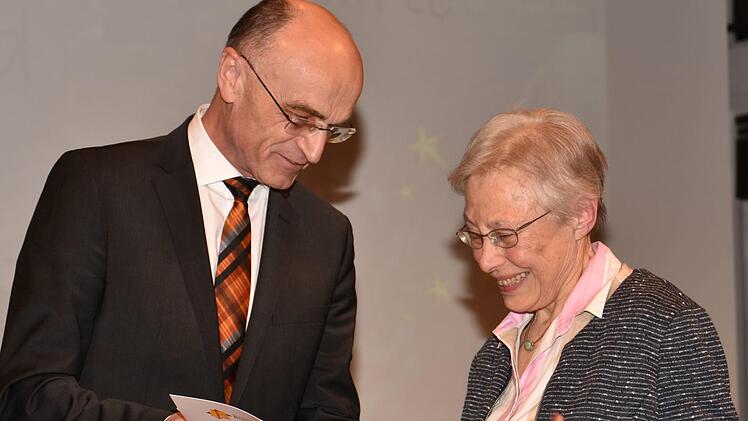 Irmtraut Neubert aus Haßfurt erhielt als Dank und Anerkennung  die Goldene Ehrenamtskarte aus der Hand von Landrat Wilhelm Schneider.Ulrike Langer