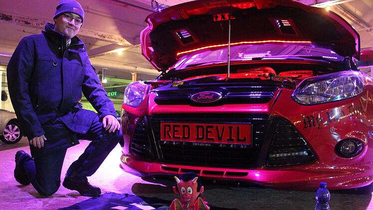 Sebastian Türk von Mainleus Invest ging beim Anblick des "Red Devil" in die Knie. Er hat der Fordgruppe gerne geholfen.Sonny Adam