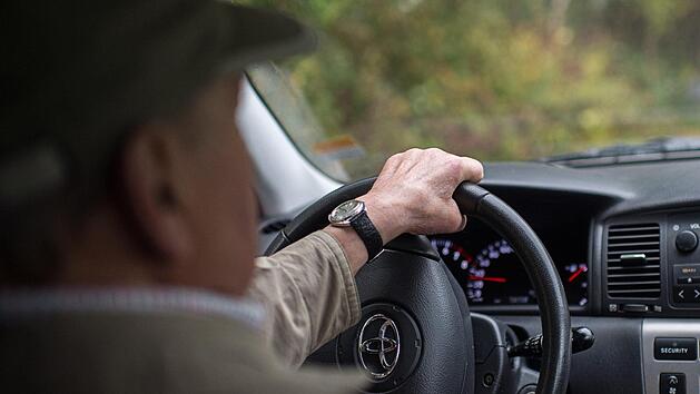Ein 90-j&auml;hriger Autofahrer &uuml;bersah in Speichersdorf im Kreis Bayreuth ein Auto. Zwei Kinder wurden bei den Unfall verletzt. Symbolfoto: Wolfram Kastl/dpa