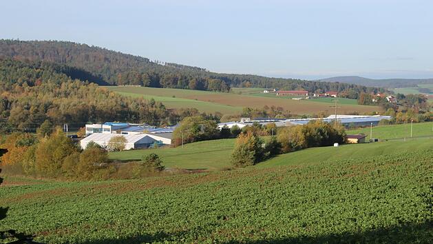 Der Blick vom sogenannten Schafstall an der Kurzewinder Stra&szlig;e, wo auch das Neubaugebiet "Sonnenleite" liegt, in Richtung Firma Uniwell: Davor soll das 21 Meter Hochregallager entstehen. Im Hintergrund liegt das Baunachtal mit der  Ortschaft H&ouml;chst&auml;dten.  Helmut Will