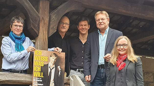 Uli Scherbel (Mitte) will als "singender und tanzender Schauspieler" den Kreiskulturraum rocken. Mit im Bild von links Kerstin Löw, Pavel Sandorf, Wolfgang Beiergrößlein und Daniela KrügerMaria Löffler