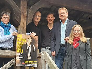 Uli Scherbel (Mitte) will als "singender und tanzender Schauspieler" den Kreiskulturraum rocken. Mit im Bild von links Kerstin Löw, Pavel Sandorf, Wolfgang Beiergrößlein und Daniela KrügerMaria Löffler