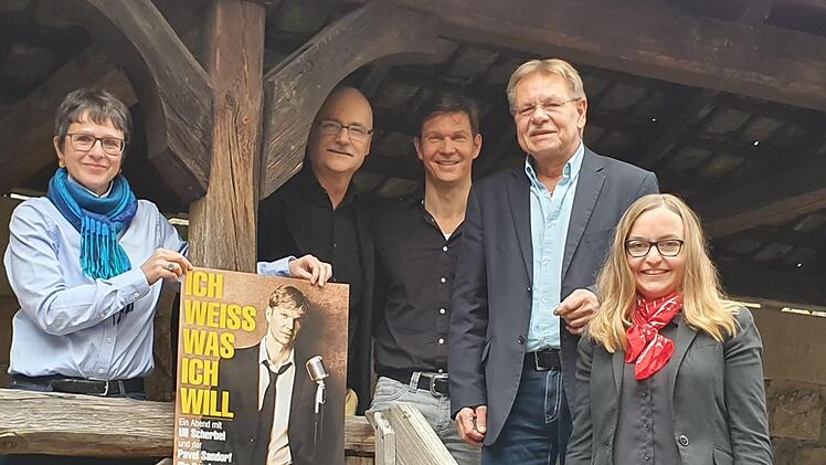 Uli Scherbel (Mitte) will als "singender und tanzender Schauspieler" den Kreiskulturraum rocken. Mit im Bild von links Kerstin Löw, Pavel Sandorf, Wolfgang Beiergrößlein und Daniela KrügerMaria Löffler
