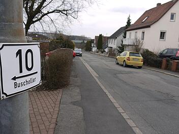 Die Ortsdurchfahrt von Buscheller verläuft ziemlich gerade. Nach Sanierung und Ausbau sollen Fahrbahnverschwenkungen Raserei verhindern.  Foto: Berthold Köhler