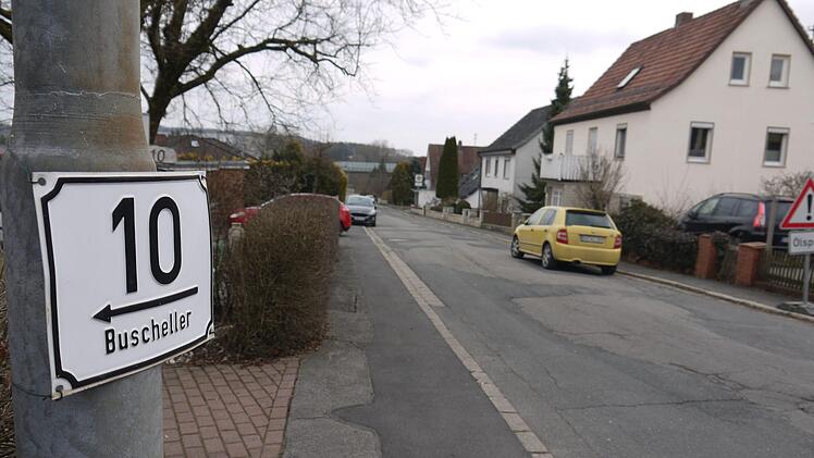 Die Ortsdurchfahrt von Buscheller verläuft ziemlich gerade. Nach Sanierung und Ausbau sollen Fahrbahnverschwenkungen Raserei verhindern.  Foto: Berthold Köhler
