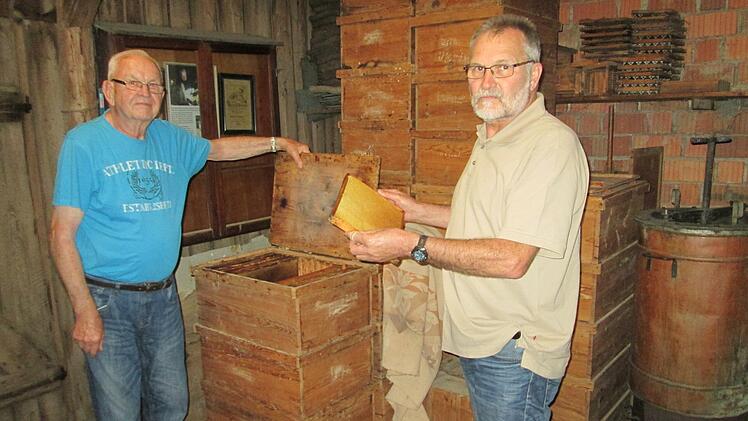 Eugen Ebert, der seine Bienenzucht aufgibt und Imkervereinsvorsitzender Martin Holzinger (rechts) versuchen die Bienenvölker und das Zuchtinventar in einer moderaten Haltung unterzubringen.