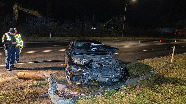 Unfall unter Alkoholeinfluss: Kollision mit Laternenmast