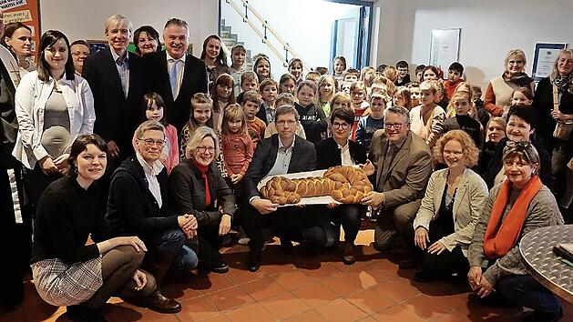 Im Beisein zahlreicher Ehreng&auml;ste wurde die Offene Ganztagsschule in Marktschorgast eingeweiht. Unser Bild zeigt (von links oben) Pfarrer Andreas Gebelein, Kaplan Pawel Hardej, Regierungsvizepr&auml;sident Thomas Engel (Sechster), Landrat Klaus Peter S...