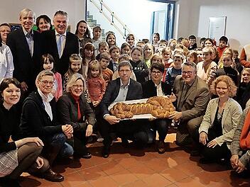 Im Beisein zahlreicher Ehrengäste wurde die Offene Ganztagsschule in Marktschorgast eingeweiht. Unser Bild zeigt (von links oben) Pfarrer Andreas Gebelein, Kaplan Pawel Hardej, Regierungsvizepräsident Thomas Engel (Sechster), Landrat Klaus Peter S...