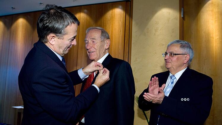 Der damalige DFB-Generalsekret&auml;r Wolfgang Niersbach (links) und DFB-Pr&auml;sident Theo Zwanziger (rechts) w&uuml;rdigten im November 2008 die Verdienste von Bernd Trautmann.