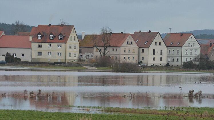 Auch in Oberharnsbach ist die Ebrach über die Ufer getreten.