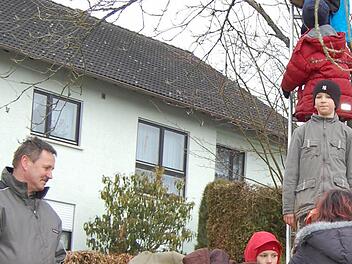 Traditionelle Säuberungsaktion: Seit vielen Jahren kümmert sich der Frankenbrunner Gartenbauverein um die Nistkästen.  Foto: Günther Straub