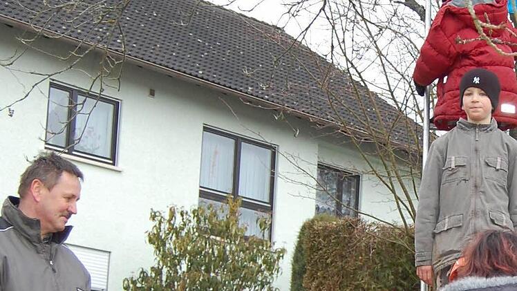 Traditionelle Säuberungsaktion: Seit vielen Jahren kümmert sich der Frankenbrunner Gartenbauverein um die Nistkästen.  Foto: Günther Straub