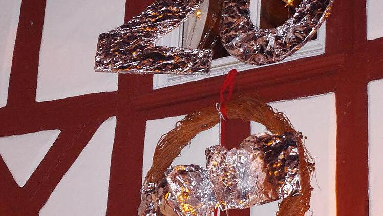 Eine große - von Alufolie umhüllte - Zahl 20 ziert derzeit das Bamberger Tor. Fotos: Heike Schülein
