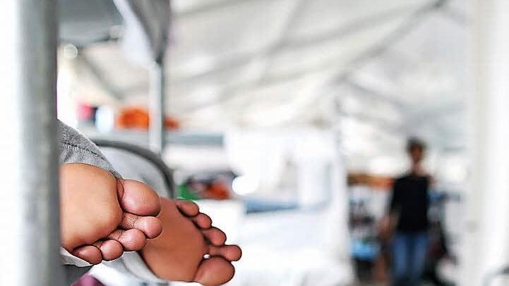 Überfüllt: Weil die Zentrale Aufnahmeeinrichtung (ZAE) in Zirndorf keine Asylbewerber mehr aufnehmen kann, müssen etwa 100 Flüchtlinge vorübergehend in einem Festzelt in Nürnberg leben. Foto: David Ebener, dpa