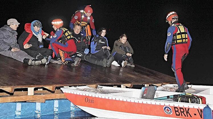 Erleichterung, als die Retter endlich ankamen, um die Personen, darunter Dorothee Bär (Dritte von rechts), von dem umfluteten Dach zu holen.