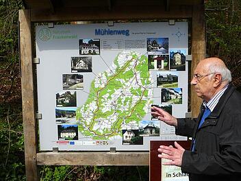 Richard Seuß ließ es sich nicht nehmen, an der Übersichtstafeln zu erläutern, was in der Broschüre zu finden ist. Foto: Klaus-Peter Wulf
