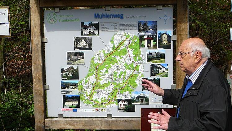 Richard Seuß ließ es sich nicht nehmen, an der Übersichtstafeln zu erläutern, was in der Broschüre zu finden ist. Foto: Klaus-Peter Wulf