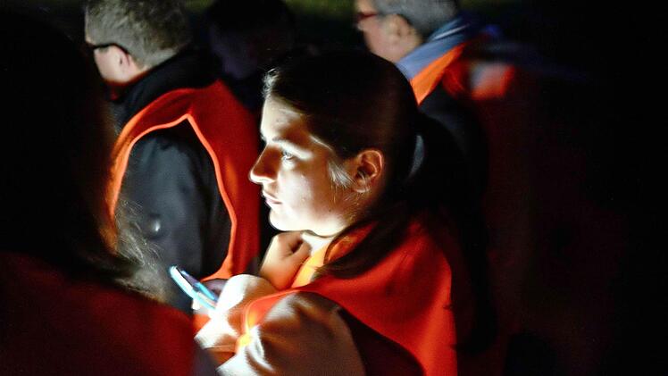Mit Taschenlampen waren die Räte auf dem Ortstermin in Oberthulba unterwegs. Foto: Gerd Schaar