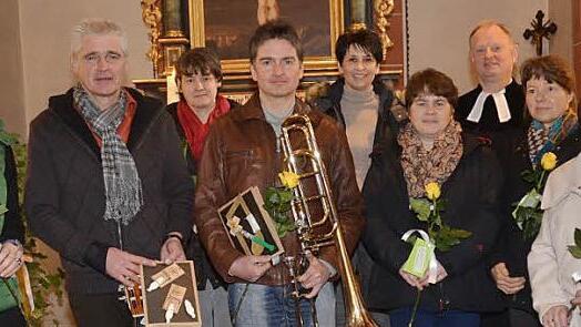 Spendenübergabe in Burkersdorf; im Bild (von links) Sabine Schmidt von der Kirchengemeinde Hain, Tom Sauer vom Verein für humanitäre Hilfe, Kirchenvorsteherin Manuela Ruf, Thomas Rühr vom Posaunenchor, Bianca Ströbele, Rieke Klein, Pfarrer Reinhold König, Monika Schuster und Renate Ammon von der Kirchengemeinde Burkersdorf Foto: Karl-Heinz Hofmann