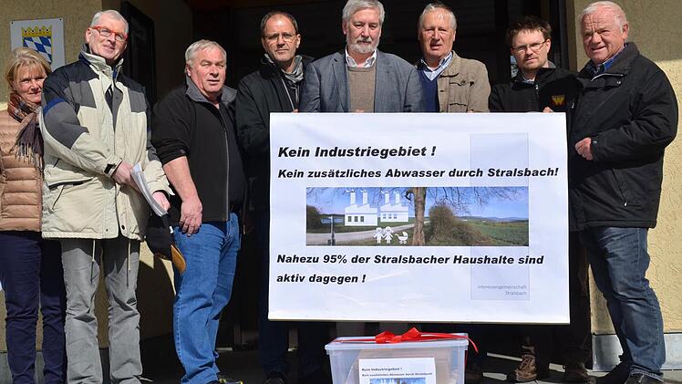 Die Stralsbacher Interessengemeinschaft hatte sich kurz vor der Übergabe mit einem Plakat vor dem Rathaus aufgestellt. Foto: Kathrin Kupka-Hahn