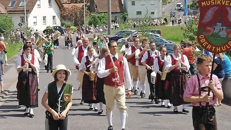 Insgesamt zogen 27 Vereine beim Festumzug durch die Straßen Schönderlings.  Foto: Stephanie Elm