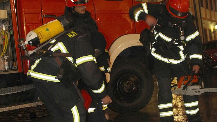 Mit Drehleiter und Kettensäge rückt die Feuerwehr an. Die Zwischendecken mussten aufgebrochen, Schutt und Einrichtung durchs Fenster entsorgt werden.