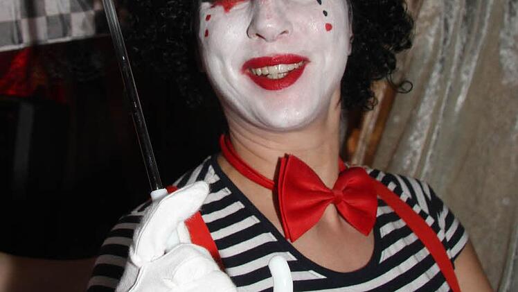 Die Pantomime-Clowns waren für heftigen Konfettiregen bestens gerüstet.