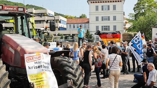 Die Demonstranten zogen mit ihren Schleppern durch die Stadt bis zum Kreisel neben dem Kurgarten, wo ihre Kundgebung stattfand. Foto: M. Hoch