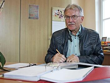 Schulamtsdirektor Uwe Dörfer an seinem Schreibtisch.  Foto: Franziska Rieger