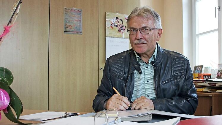 Schulamtsdirektor Uwe Dörfer an seinem Schreibtisch.  Foto: Franziska Rieger