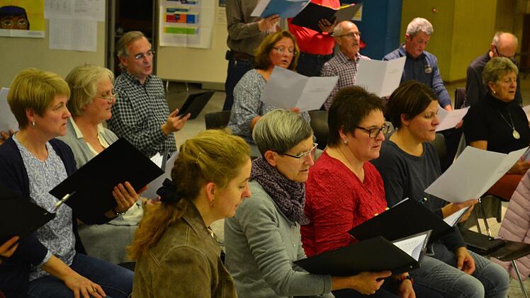 Seit Februar schon proben die 29 Sänger des Kammerchores Ebern an den Werken aus der Reformationszeit. Männer und Frauen nicht nur aus Ebern, sondern auch aus Coburg, Bamberg und Haßfurt stellen sich der Herausforderung der "alten Musik".Johanna Eckert