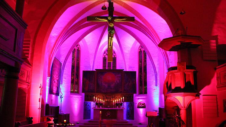 Der Innenraum des Gotteshauses in einem faszinierenden FarbenspielEvi Seeger