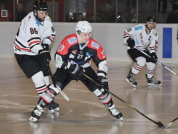 Auf seine Torgefährlichkeit bauen die Kissinger Wölfe beim Gastspiel in Burgau: Alexei Zaitsev (vorne).Hopf