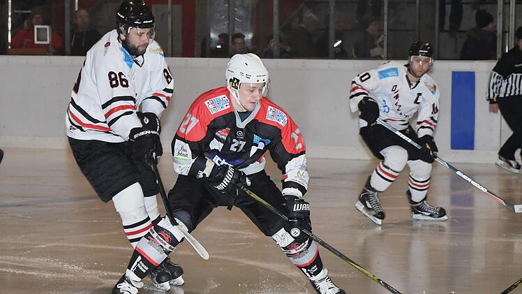 Auf seine Torgefährlichkeit bauen die Kissinger Wölfe beim Gastspiel in Burgau: Alexei Zaitsev (vorne).Hopf