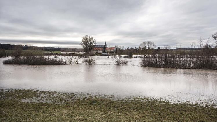 In Mariaburghausen entstand dieses Bild, es zeigt von Mainwasser überflutete Wiesen.