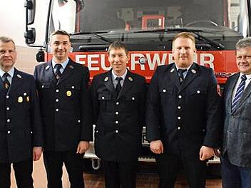 Kommandant J&uuml;rgen Wellein und sein Stellvertreter Harald Schorr wurden im Amt best&auml;tigt. Im Bild von links: Vorsitzender Joachim Ruhmann, Zweiter B&uuml;rgermeister Markus Franke, Kommandant J&uuml;rgen Wellein, stellvertretender Kommandant Harald Schorr und B&uuml;rgermeister Norbert Walter. Foto: Elias Pfann