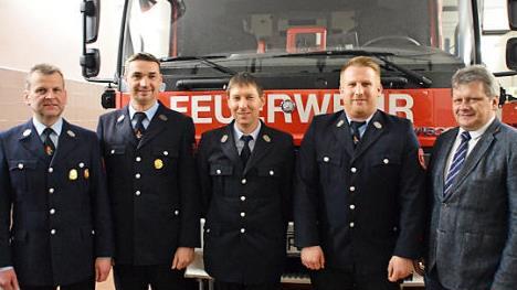 Kommandant J&uuml;rgen Wellein und sein Stellvertreter Harald Schorr wurden im Amt best&auml;tigt. Im Bild von links: Vorsitzender Joachim Ruhmann, Zweiter B&uuml;rgermeister Markus Franke, Kommandant J&uuml;rgen Wellein, stellvertretender Kommandant Harald Schorr und B&uuml;rgermeister Norbert Walter. Foto: Elias Pfann