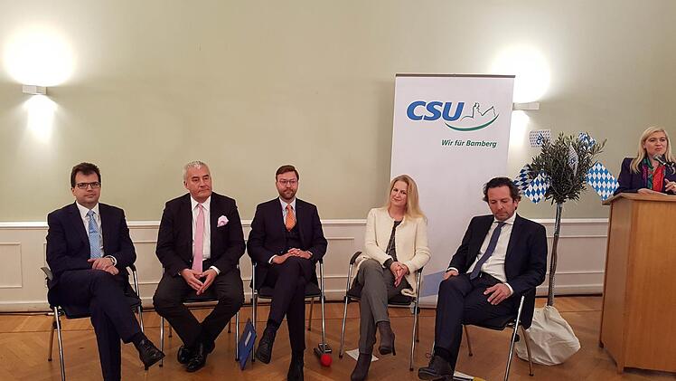 Die CSUler Christian Lange, Ludwig Spaenle und Stefan Kuhn mit Stephanie Hein (Mitglied des Elternbeirats des FLG), Markus Knebel (Schulleiter E.T.A.-Hoffmann-Gymnasium) und Ministerin Melanie Huml (v.l.) RiegerPress