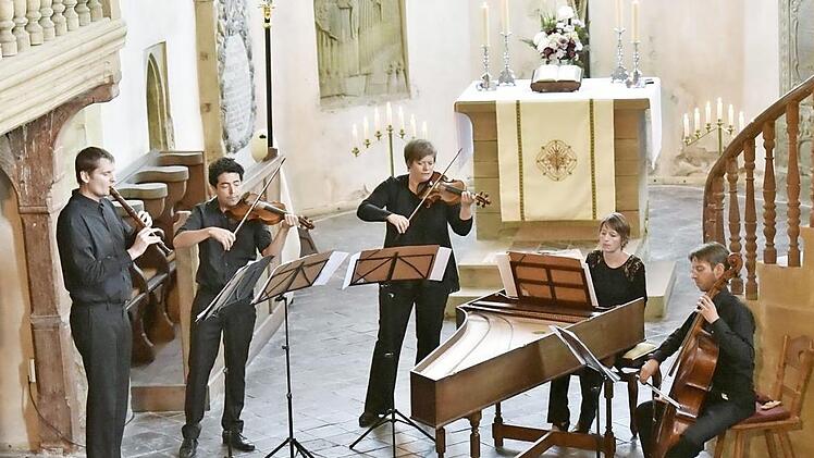 Das Barockensemble "più mosso" bot seinen Zuhörern am Sonntagabend bei seinem Konzert in der Burkardskirche in Königsberg eine musikalische Reise in den Sommer Italiens.  Foto: Gerold Snater