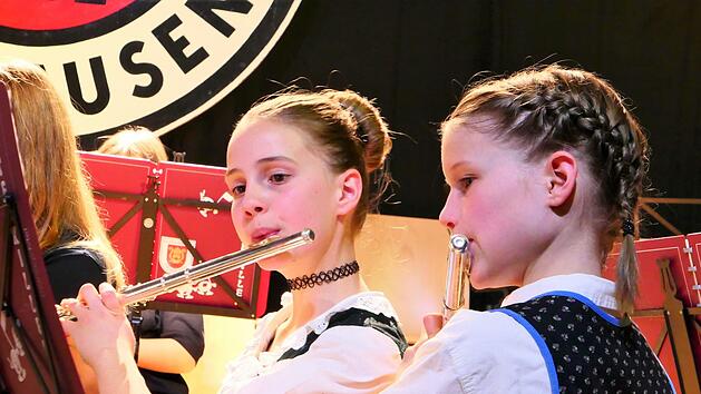 An der Querfl&ouml;te: von links: Rebecca Schubert und Leonie Bohlien Elisabeth Mehn