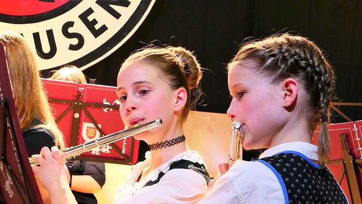 An der Querflöte: von links: Rebecca Schubert und Leonie Bohlien Elisabeth Mehn