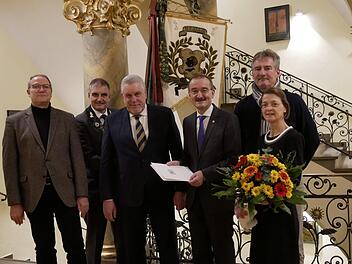Dr. Carsten Ritzau (Naturkundemuseum), Stefan Stahl  (Schützengesellschaft Coburg), OB Norbert Tessmer, Hans-Herbert Hartan und  Ehefrau Andrea sowie Sportamtsleiter Eberhard Fröbel Foto: Manja von Nida