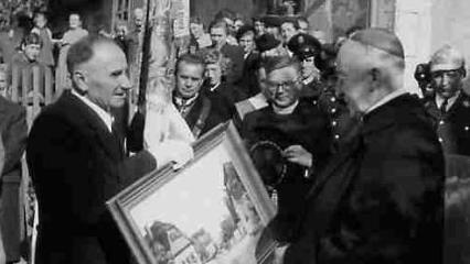 Birkachs Bürgermeister Hans Hümmer (links) überreicht Bischof Dietz anlässlich dessen goldenen Priesterjubiläums am 28. Oktober 1955 ein Gemälde, das das Elternhaus des Bischofs zeigt.Archiv: Edgar Hagel