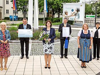 Staatsministerin Carolina Trautner (links) nach der Schecküberreichung mit (nach rechts) Landrat Klaus Peter Söllner, Heike Söllner vom Koordinierungszentrum Bürgerschaftliches Engagement am Landratsamt Kulmbach, Theatermacher Rüdiger Baumann, der Ehrenamtsbeauftragten der Staatsregierung, Eva Gottstein, und Regierungspräsidentin Heidrun Piwernetz
