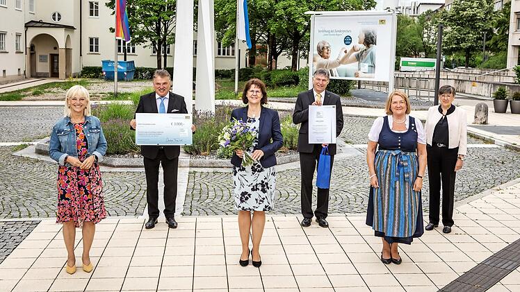 Staatsministerin Carolina Trautner (links) nach der Schecküberreichung mit (nach rechts) Landrat Klaus Peter Söllner, Heike Söllner vom Koordinierungszentrum Bürgerschaftliches Engagement am Landratsamt Kulmbach, Theatermacher Rüdiger Baumann, der Ehrenamtsbeauftragten der Staatsregierung, Eva Gottstein, und Regierungspräsidentin Heidrun Piwernetz