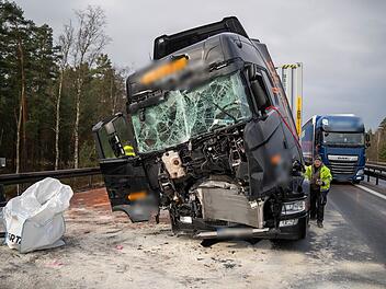 Lastwagen kracht in Stauende: A6 bei Nürnberg gesperrt